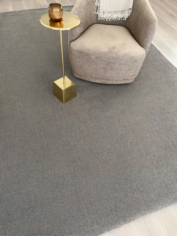 WEŁNIANY DYWAN CALISIA M SMOOTH HOUSE LOVES - ANTRACYT